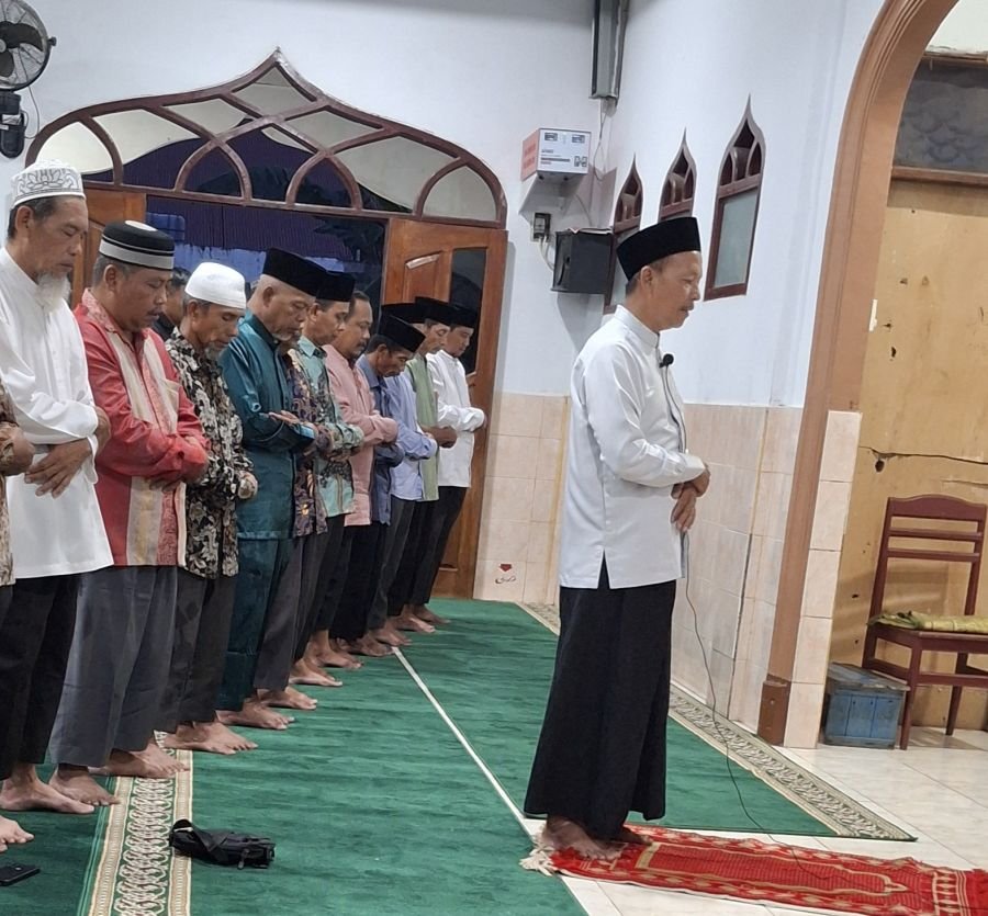 Ketua MUI Kerinci Kanan Jadi Imam Sholat Maghrib di Masjid LDII