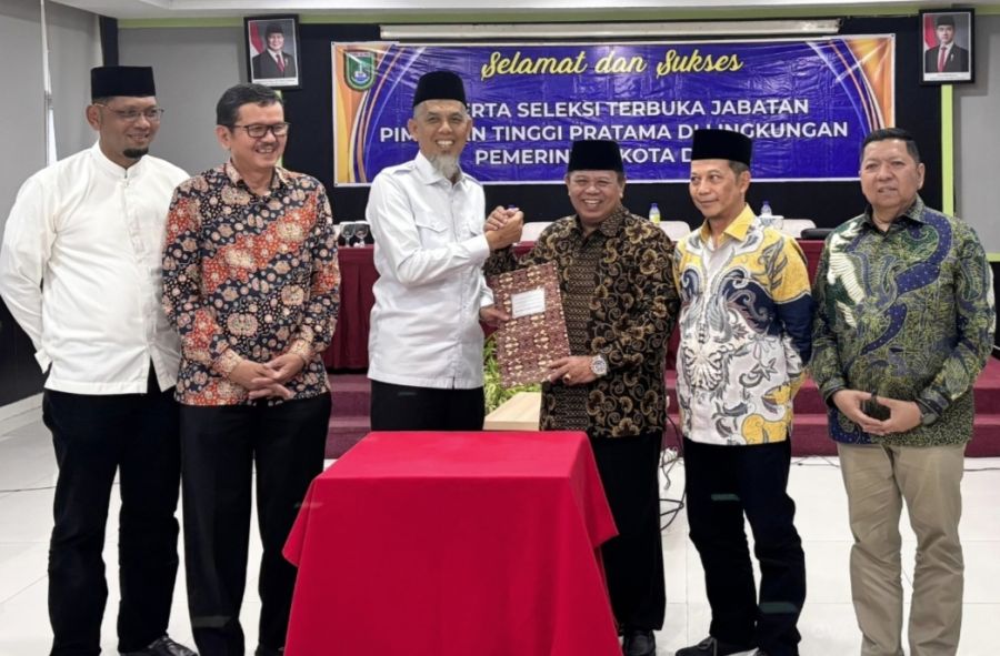 Ketua Pansel yang Juga Ketum MUI Riau Serahkan Hasil Seleksi Pejabat Tinggi Pratama Kota Dumai