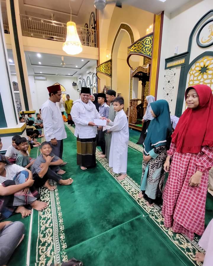 Ketum MUI Riau Berbagi Rezeki kepada Anak-anak Hafiz Al-Quran di Bulan Suci Ramadan