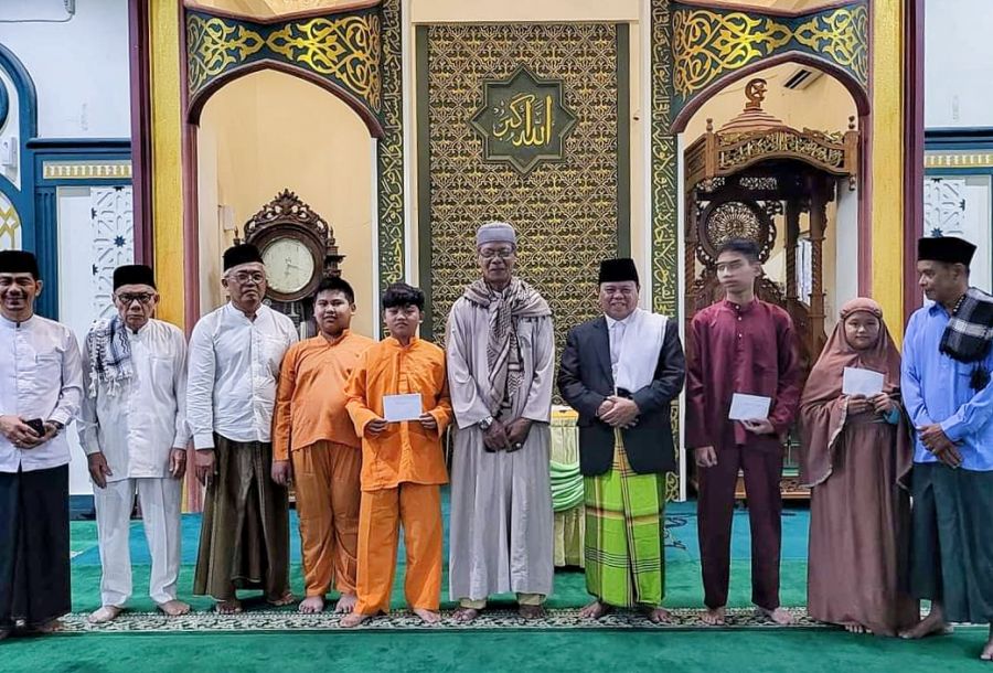 Ketum MUI Riau Tausiah Rutin Subuh Jumat di Masjid Al Iklas, Bagikan Sembako dan Santuni Anak Yatim