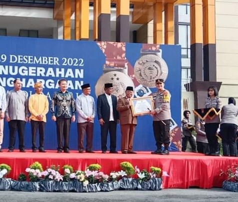 Ketum MUI Riau Terima Mendali dan Piagam Penghargaan dari Kapolda Riau Kategori Tokoh Agama