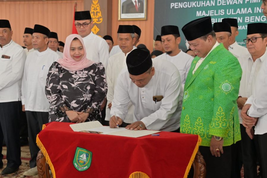 Kukuhkan Pengurus MUI Bengkalis, Ketum MUI Riau: Jaga Harmoni Sosial Melalui Islam Moderat