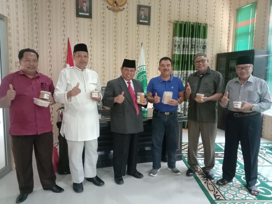Kunjungi Pengurus MUI Riau, H. Jefry Noer Perkenalkan Minuman Tiga Dara  dan Mie Kuning Gluten Free