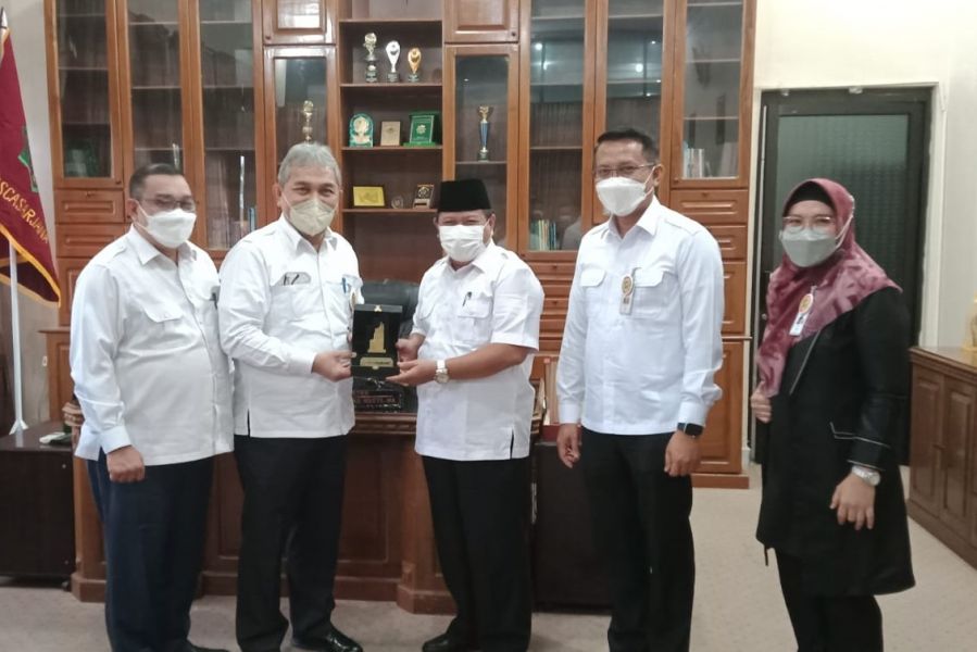 Terima Kunjungan Pimpinan Bank Riau Kepri, Ketum MUI Riau Optimis Perbankan Syariah Berjalan Lancar