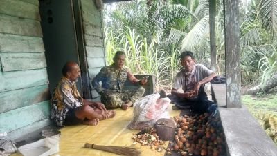 Babinsa 03/Tempuling Temui Warga di Tengah Aktivitas Belah Pinang, Serap Aspirasi Petani